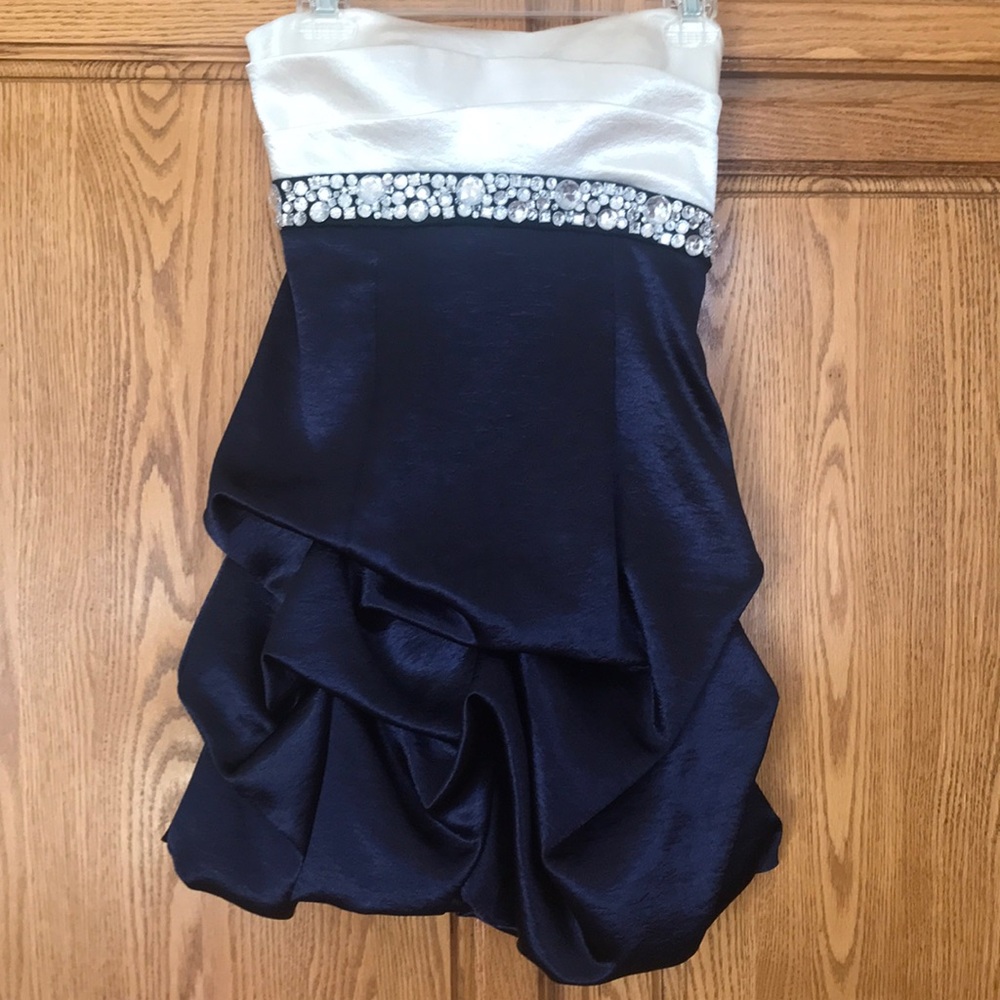 Strapless dress with gem feature and bow. Size 7 juniors